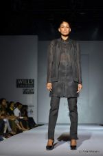 Model walk the ramp for Rishta by Arjun Show at Wills Lifestyle India Fashion Week 2012 day 3 on 8th Oct 2012 (43).JPG